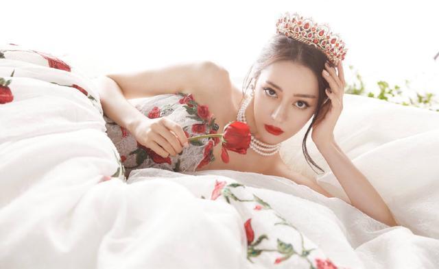 迪丽热巴穿玫瑰刺绣礼服走红毯,宛如童话里的公主