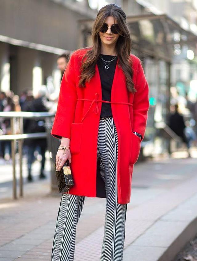 欧美街拍：今年流行“黑色搭配红色”，时髦吸睛还显高级