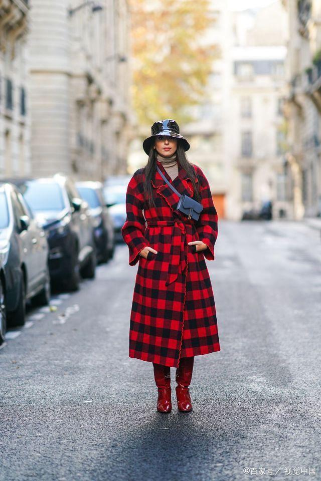 欧美街拍：今年流行“黑色搭配红色”，时髦吸睛还显高级