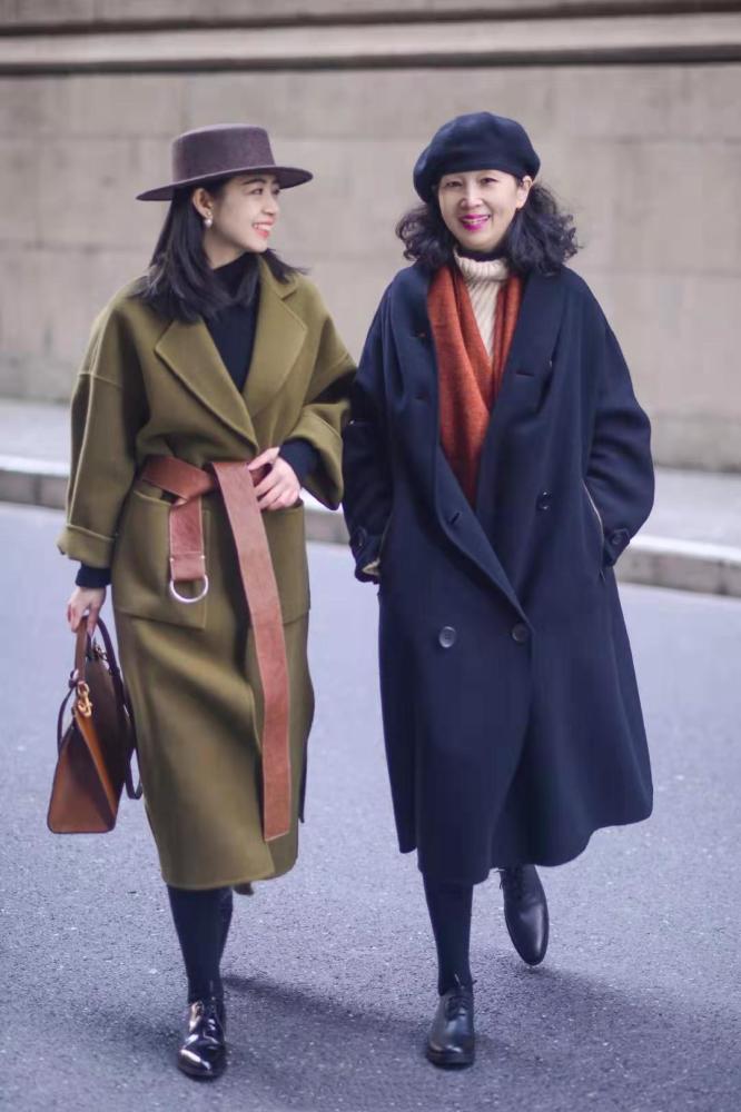 “绿色+棕色”听起来不靠谱,但穿起来却高级又显白,越看越喜欢