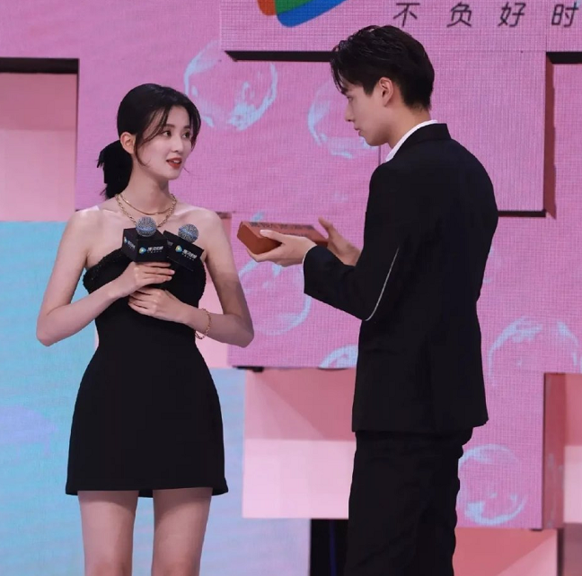 乔欣生图又白又瘦,这腿真的绝了