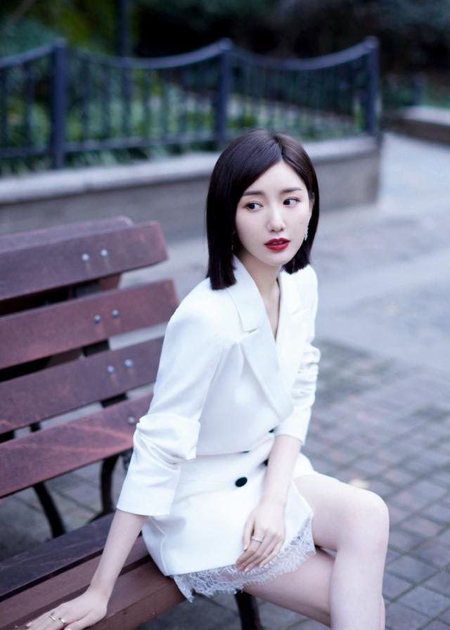 毛晓彤穿白色西装裙玩下衣失踪，双腿又细又白又长