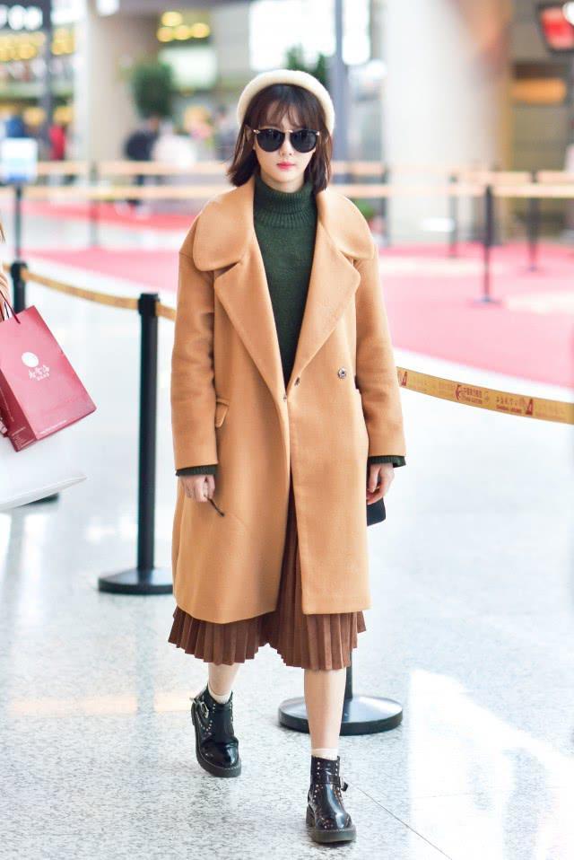 “绿色+棕色”听起来不靠谱,但穿起来却高级又显白,越看越喜欢