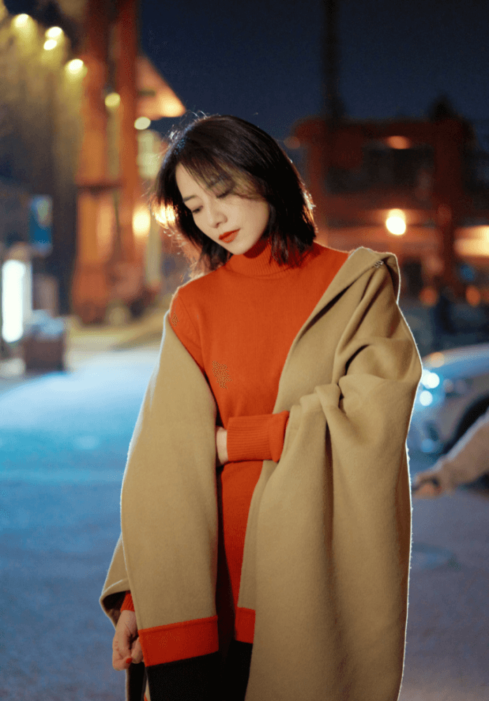 高圆圆“一张毯子”披在身上，也能展现成熟女性的精致