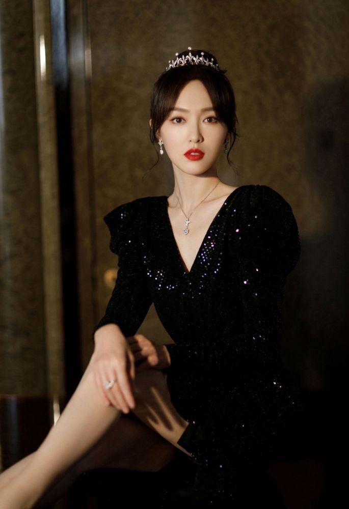 唐嫣太适合美艳御姐风了！黑色紧身裙配简约皇冠性感又高贵