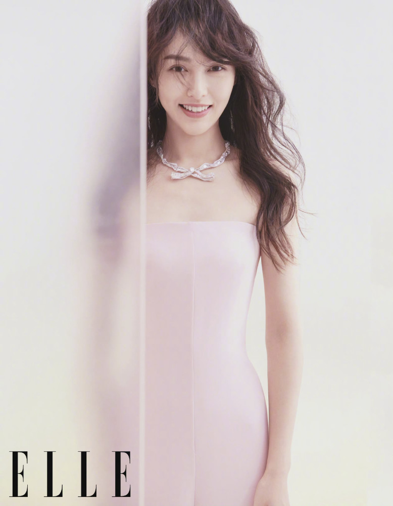 唐嫣特刊封面大片慵懒卷发配舒适穿搭，尽显女性独特魅力