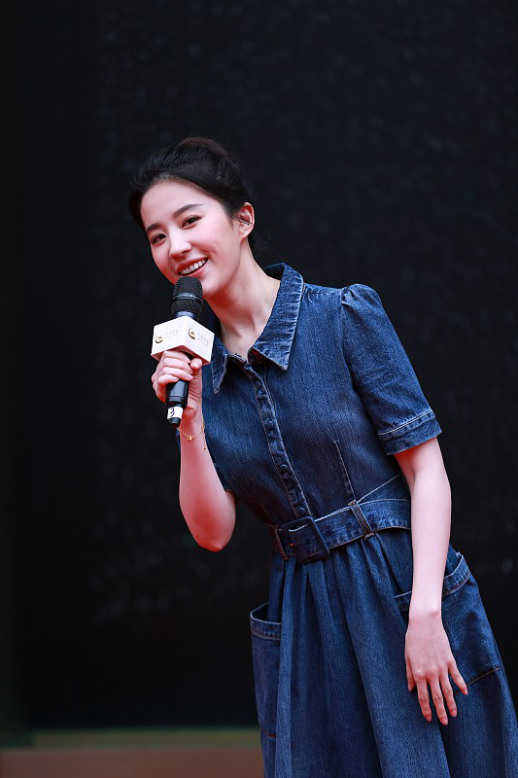 刘亦菲穿牛仔裙嫩成学生妹,说是未成年也能信