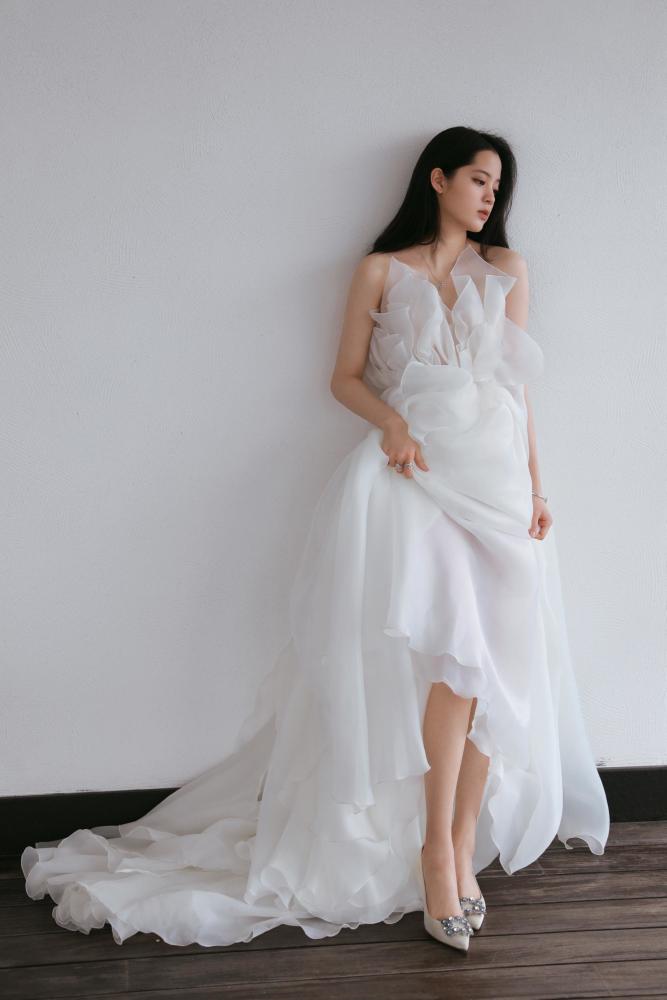 少女感怎么穿？学欧阳娜娜完美示范白色纱裙宛如花仙子