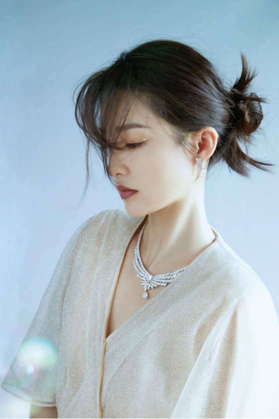 李沁的最新穿搭温婉可人，这风格让人眼前一亮太好看