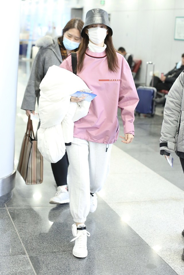 金晨穿运动装现身机场，粉白配色软萌超有甜蜜感