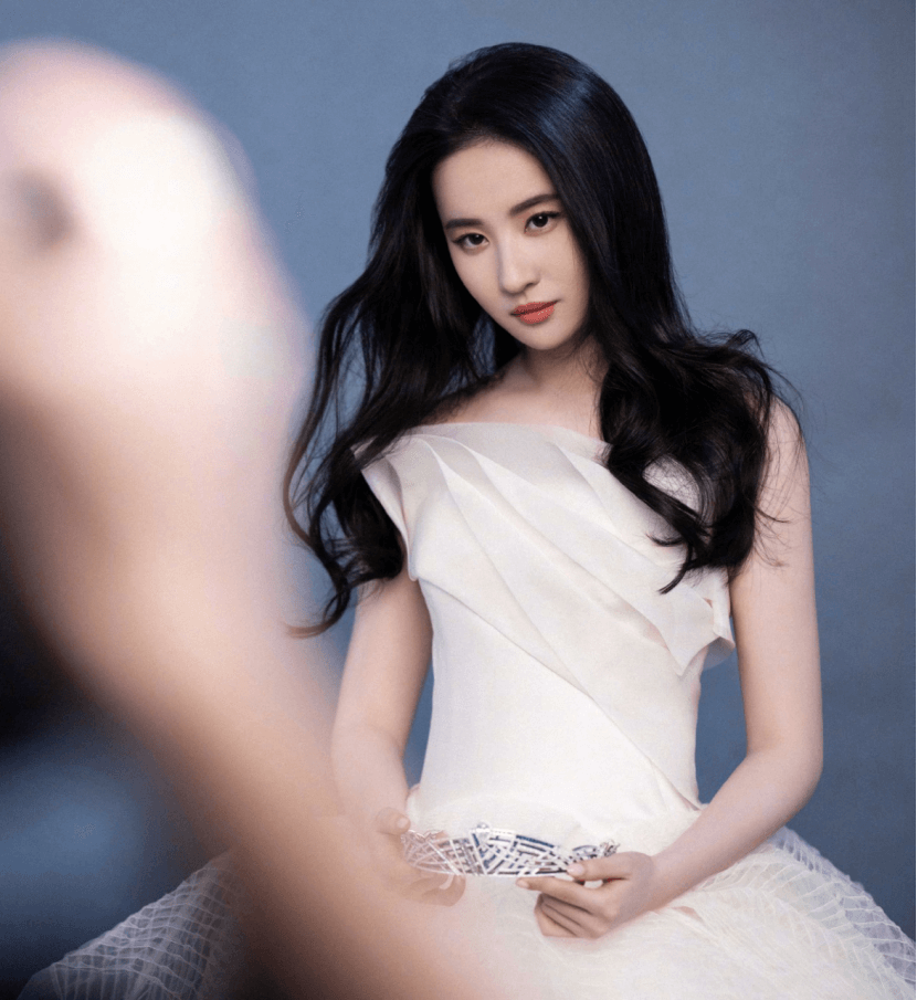 刘亦菲的公主裙穿搭真是绝了！纯白色搭配穿出来仙气来