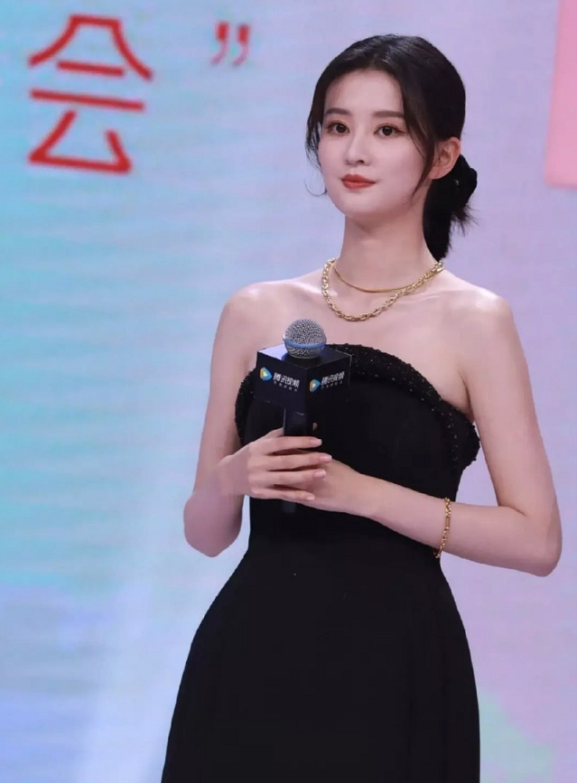 乔欣生图又白又瘦,这腿真的绝了