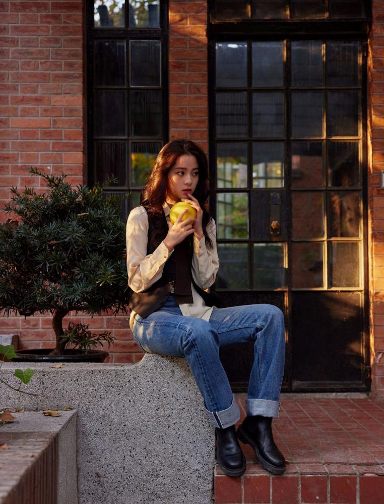 欧阳娜娜紧身吊带裙凸显身材,似回击前阵变胖传闻