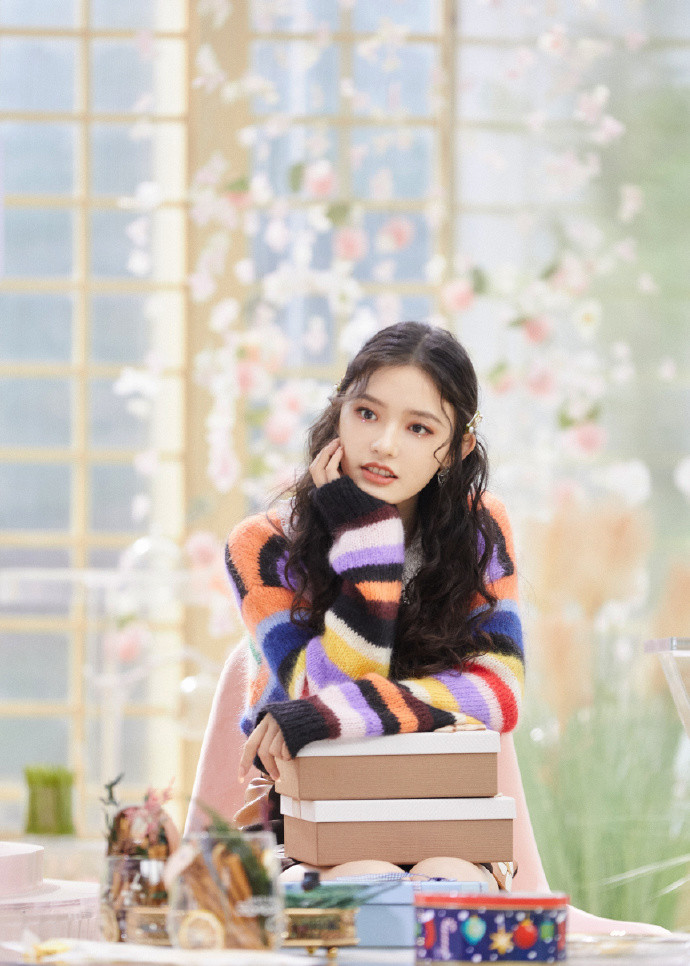 林允圣诞风彩虹毛衣配短裙大秀美腿,碎钻眼妆充满时尚小心机