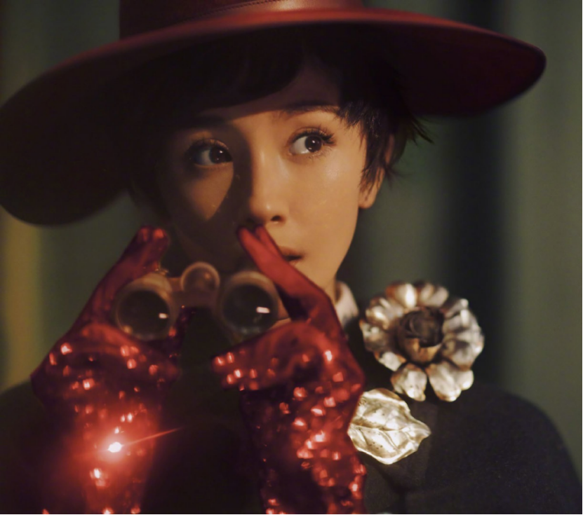 杨幂这是在COS侦探吗?英伦低调风加趣味短发复古风十足