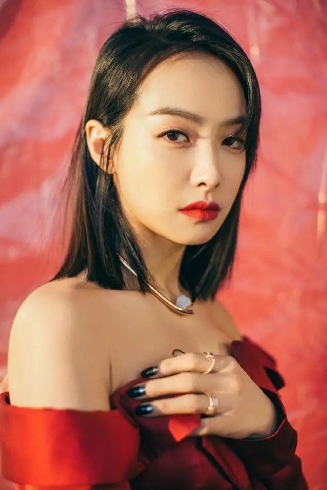 宋茜穿宫廷复古风吊带裙轻奢大气,红色露肩开叉裙气场全开!