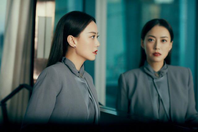 “最美经纪人”霍汶希穿灰色套装走红毯,48岁身材气质不输明星