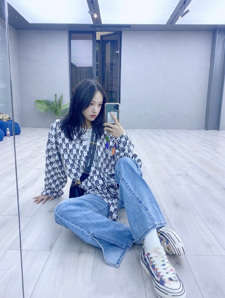 程潇的刘海可爱秀气,没刘海的时候又大方干练,简直就是小仙女