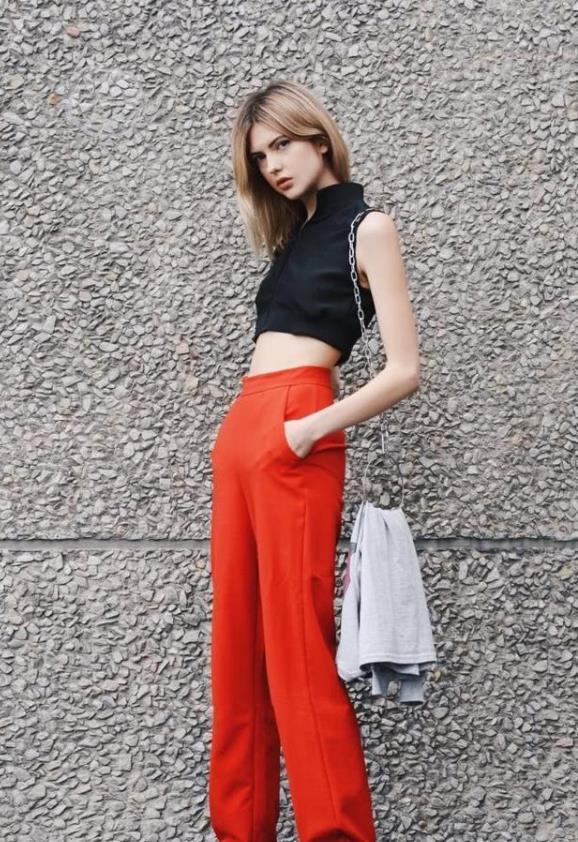 欧美街拍：今年流行“黑色搭配红色”，时髦吸睛还显高级