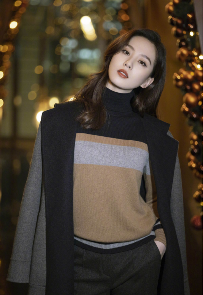 刘诗诗气质穿搭真是稳!换成酷飒风格穿纱裙配皮衣,依旧超美的