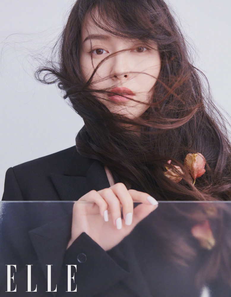 唐嫣特刊封面大片慵懒卷发配舒适穿搭，尽显女性独特魅力