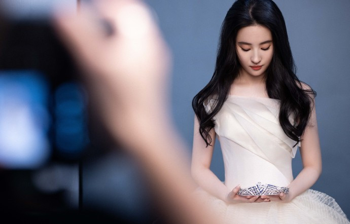刘亦菲穿白纱裙美如画，戴上王冠重回公主模样！