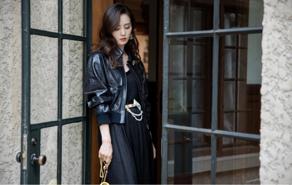 刘诗诗气质穿搭真是稳!换成酷飒风格穿纱裙配皮衣,依旧超美的