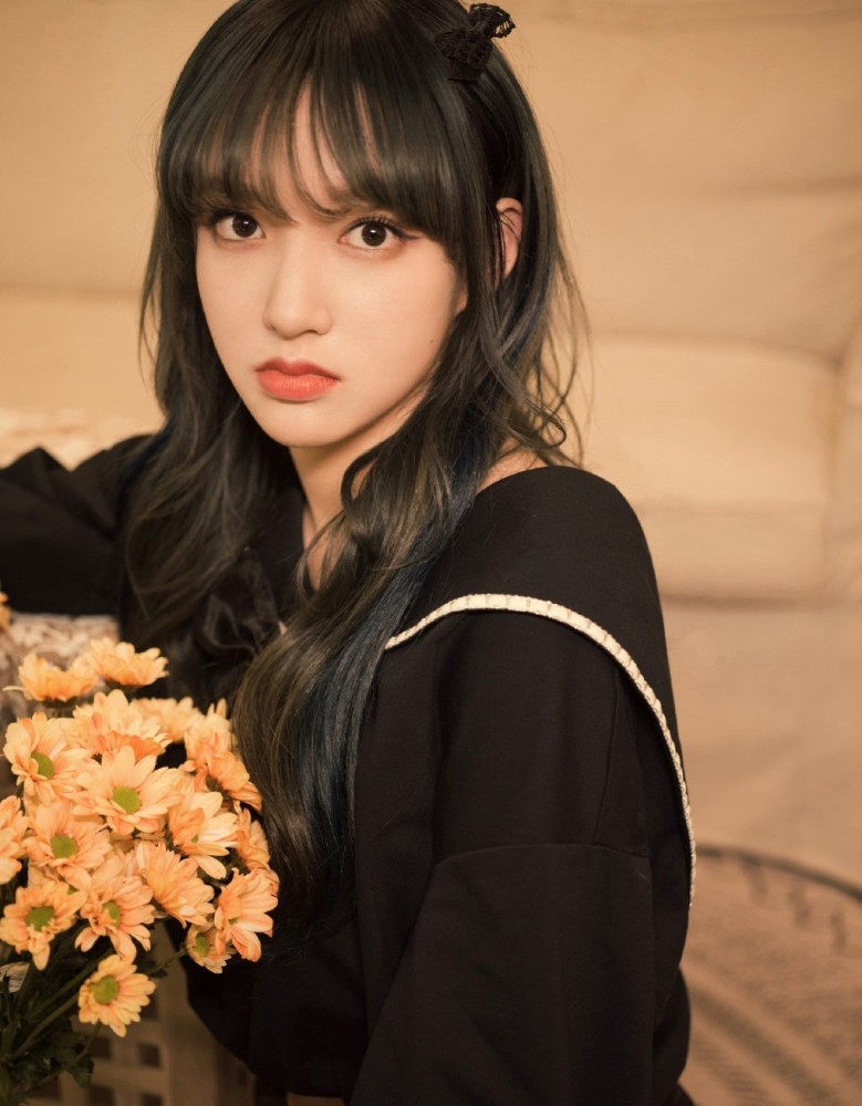 程潇的刘海可爱秀气,没刘海的时候又大方干练,简直就是小仙女