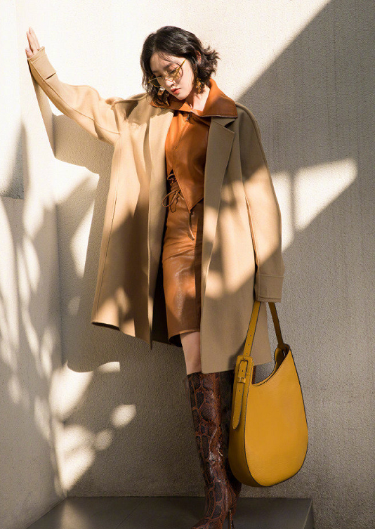 唐艺昕棕色大衣结合卫衣进行叠穿,温婉高级