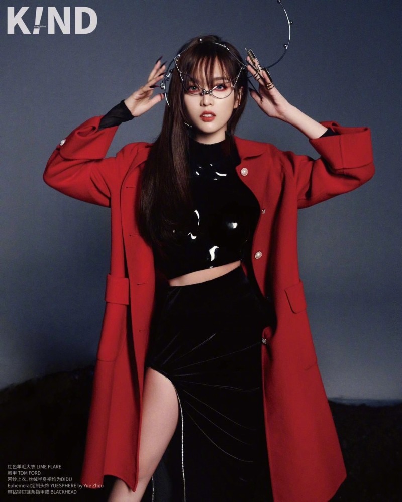 吴宣仪登12月封面大片，黑色机械美甲穿戴别致，尽显独特魅力