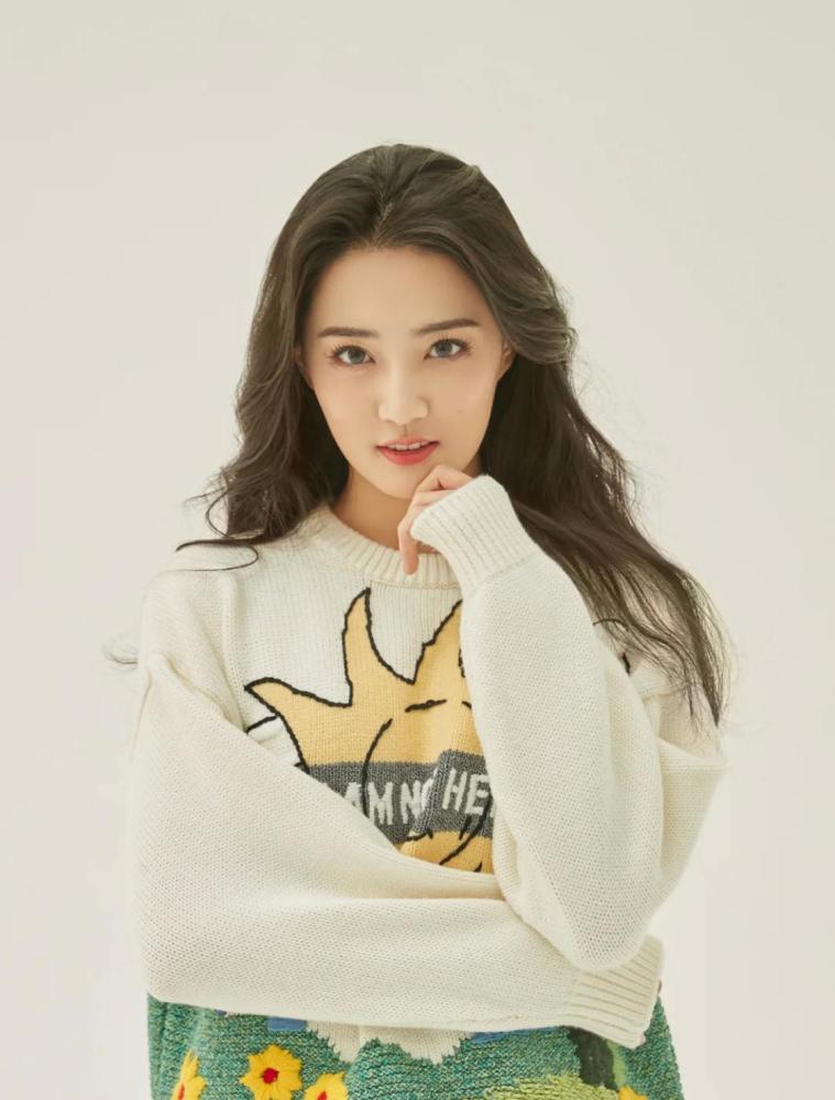 徐璐复古红唇妆超养眼,穿衣打扮什么风格都能轻松HOLD住