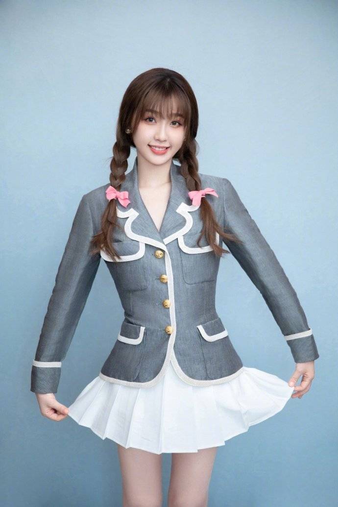 虞书欣教你扎麻花辫穿女团服,真是时尚小作精