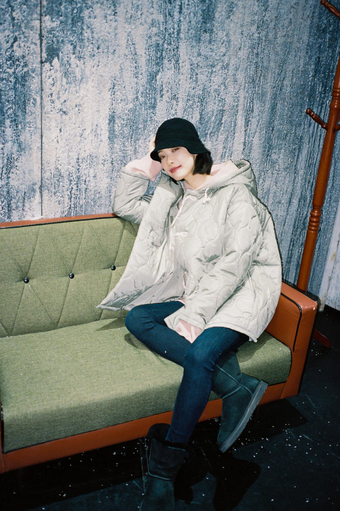 倪妮绗缝棉服搭宽松毛裤，气质太好无惧女神包袱