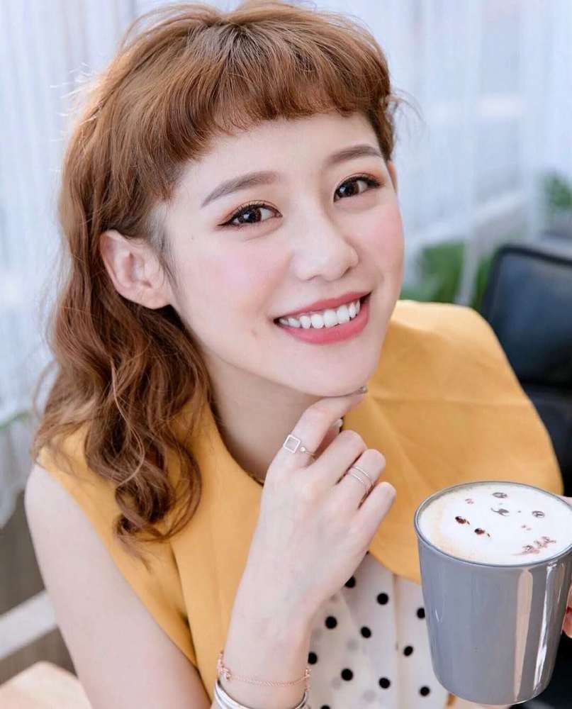 头发少怎么烫?除了羊毛卷最显发量,法式卷和蛋蛋卷蓬松又时尚