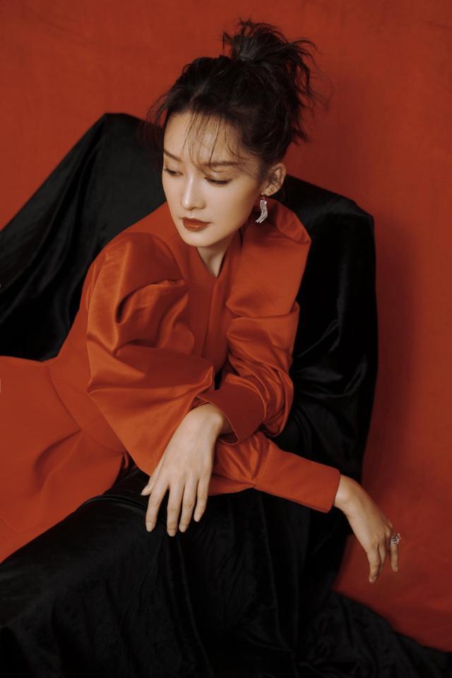 李沁跨年晚会造型曝光，红裙配皮手套明艳复古