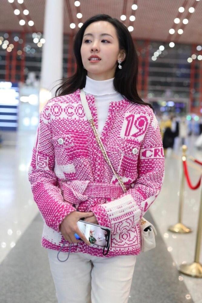 陈都灵穿针织毛衣时髦大气 甜美女神非她莫属!