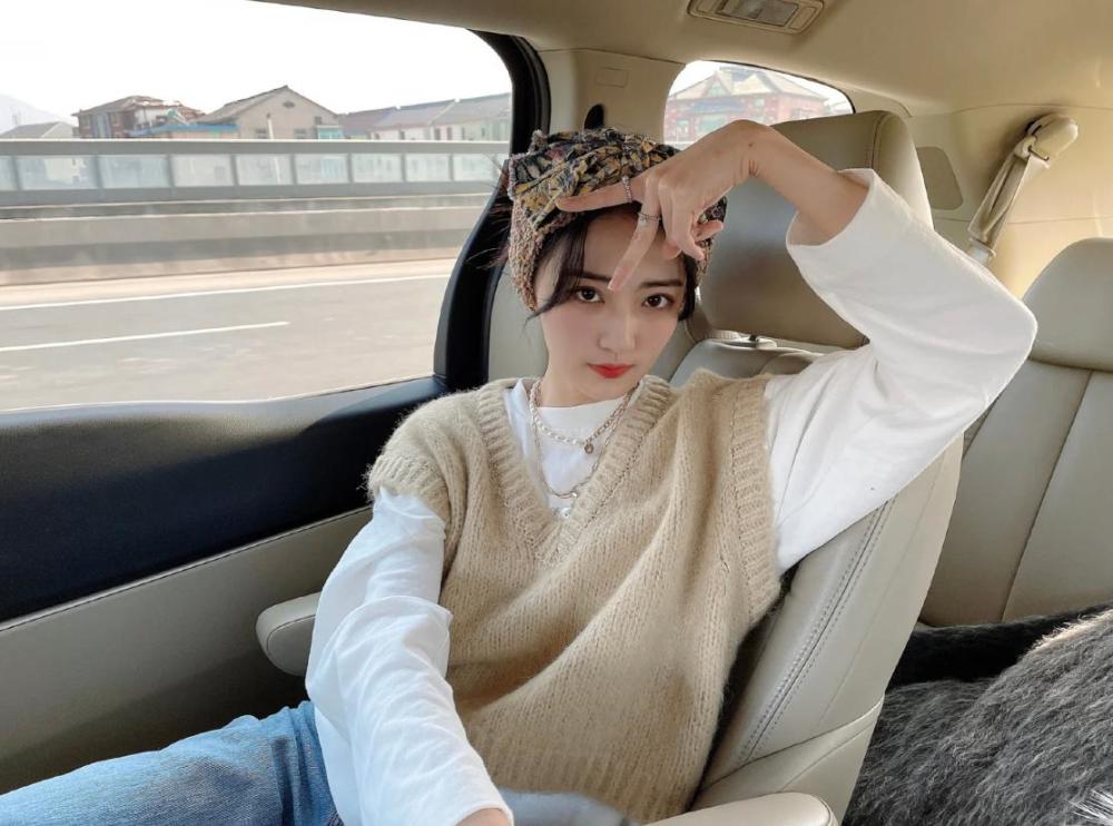 徐璐复古红唇妆超养眼,穿衣打扮什么风格都能轻松HOLD住