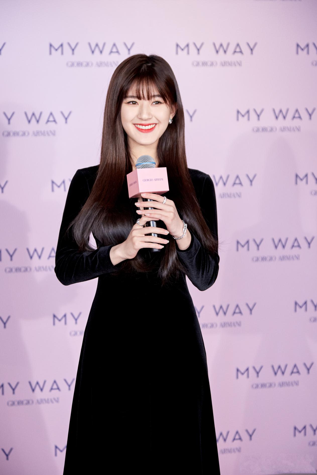 赵露思脸胖身材却特别瘦，穿丝绒裙怎么看怎么美