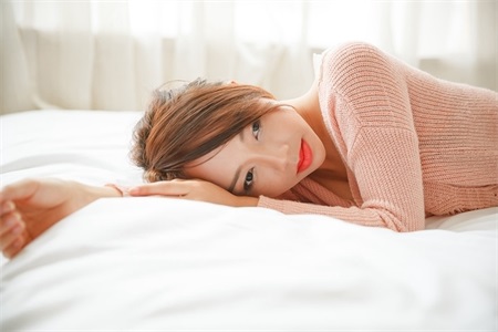 1572487103641406.jpg 三个人在一个床上做了那个 很舒服过程很愉快下次还想玩