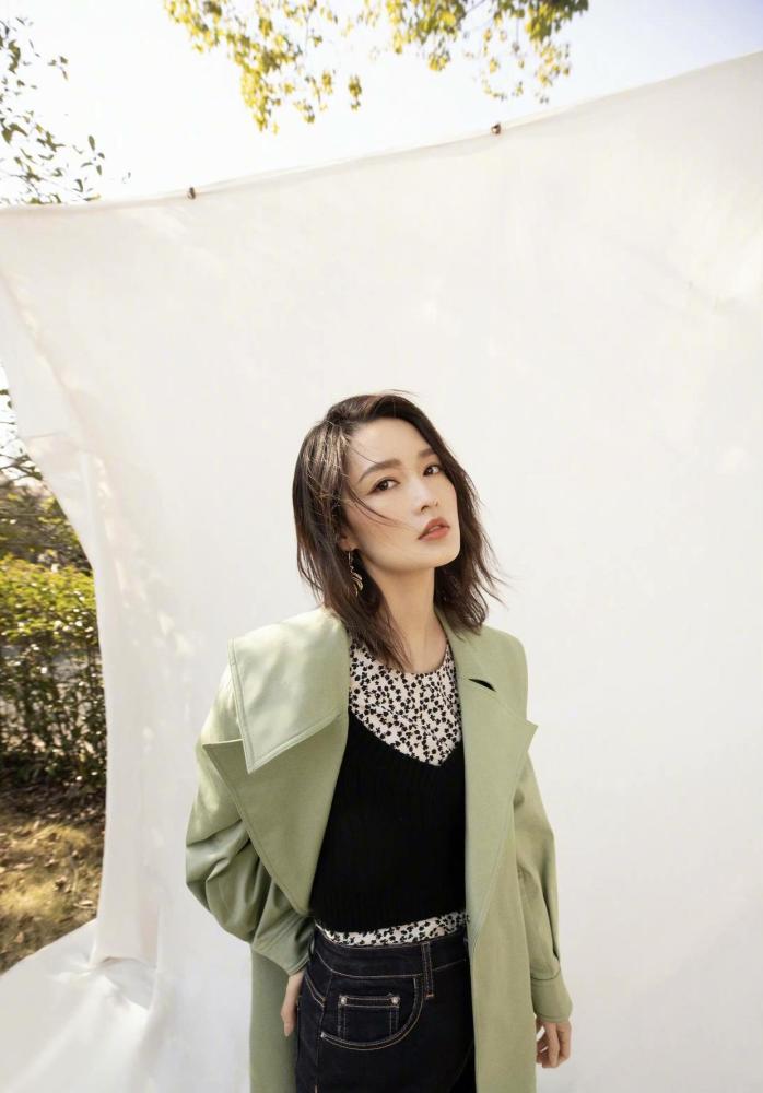 李沁穿浅绿色风衣搭牛仔裤精致甜美，少女感十足