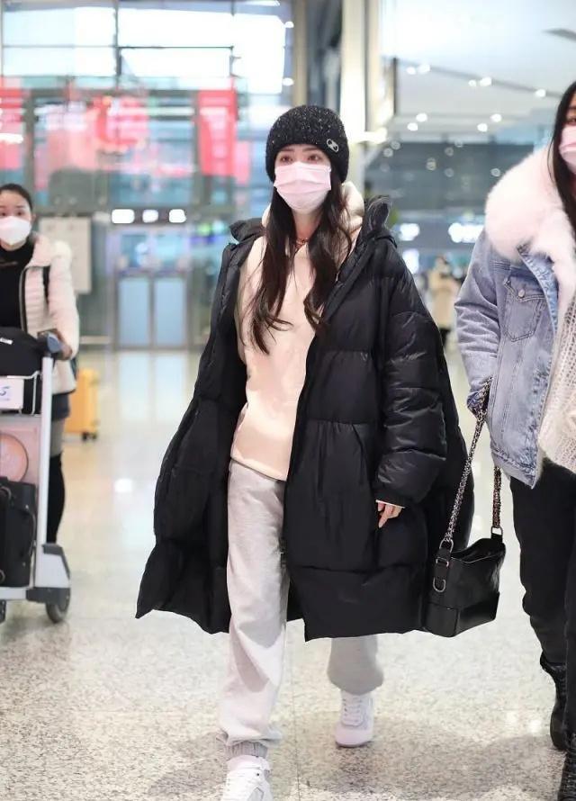 徐璐复古红唇妆超养眼,穿衣打扮什么风格都能轻松HOLD住