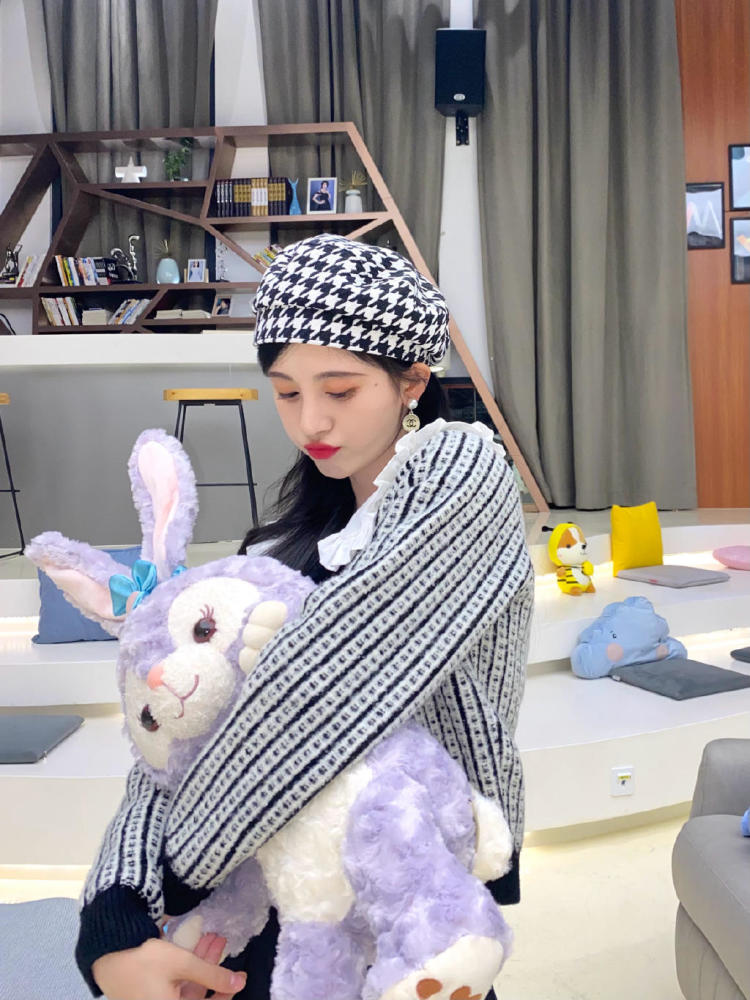 鞠婧祎穿短毛衣搭配牛仔裤随性洋气,戴贝雷帽复古又时髦