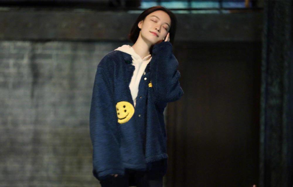 倪妮绗缝棉服搭宽松毛裤,气质太好无惧女神包袱