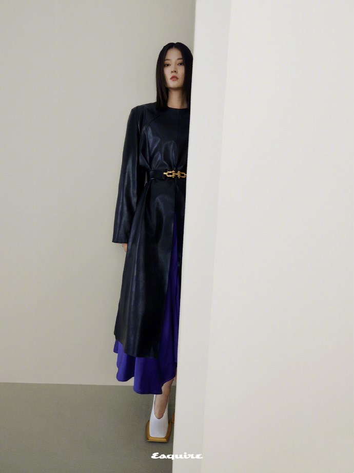 乔欣2021新年时尚大片,终于找到突破口,时髦冷艳造型吸睛