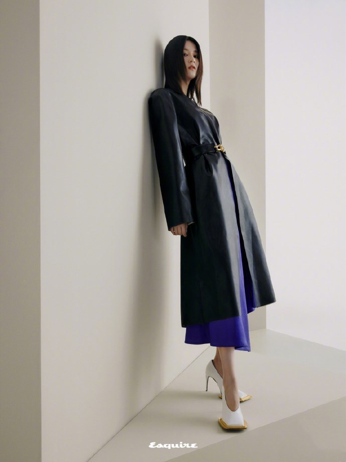 乔欣2021新年时尚大片,终于找到突破口,时髦冷艳造型吸睛