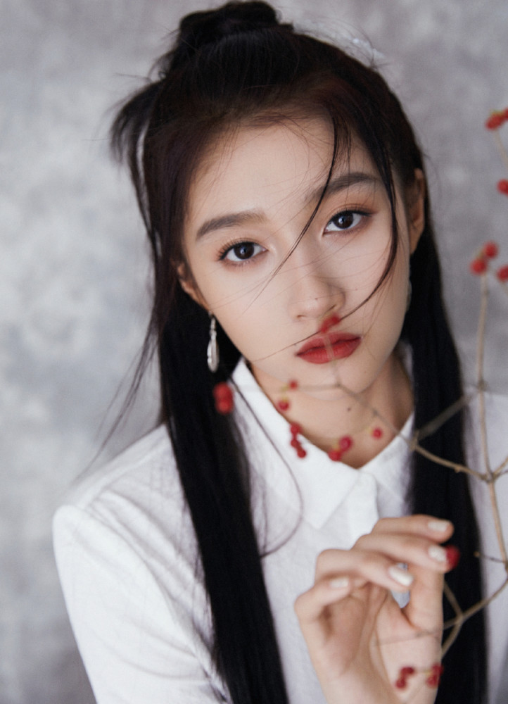 关晓彤的水墨国风造型太可了，女侠范儿十足！