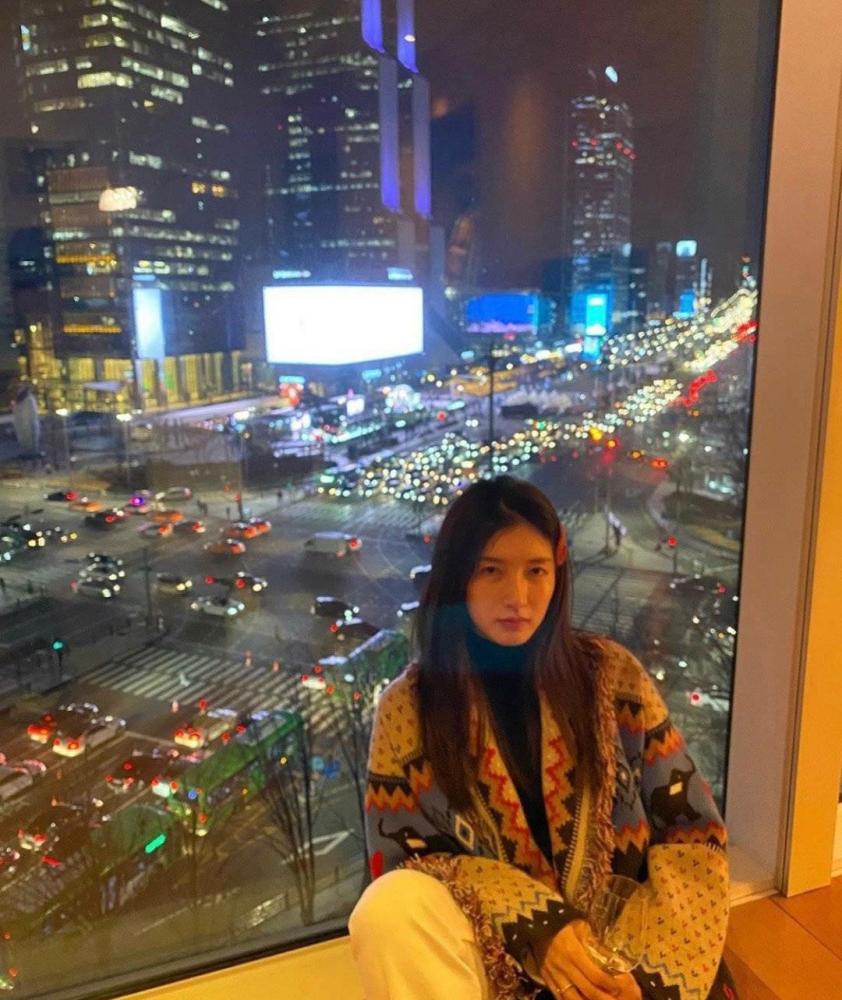 江疏影春装穿黑色开衫配牛仔裤减龄大气,锁骨发随意养眼