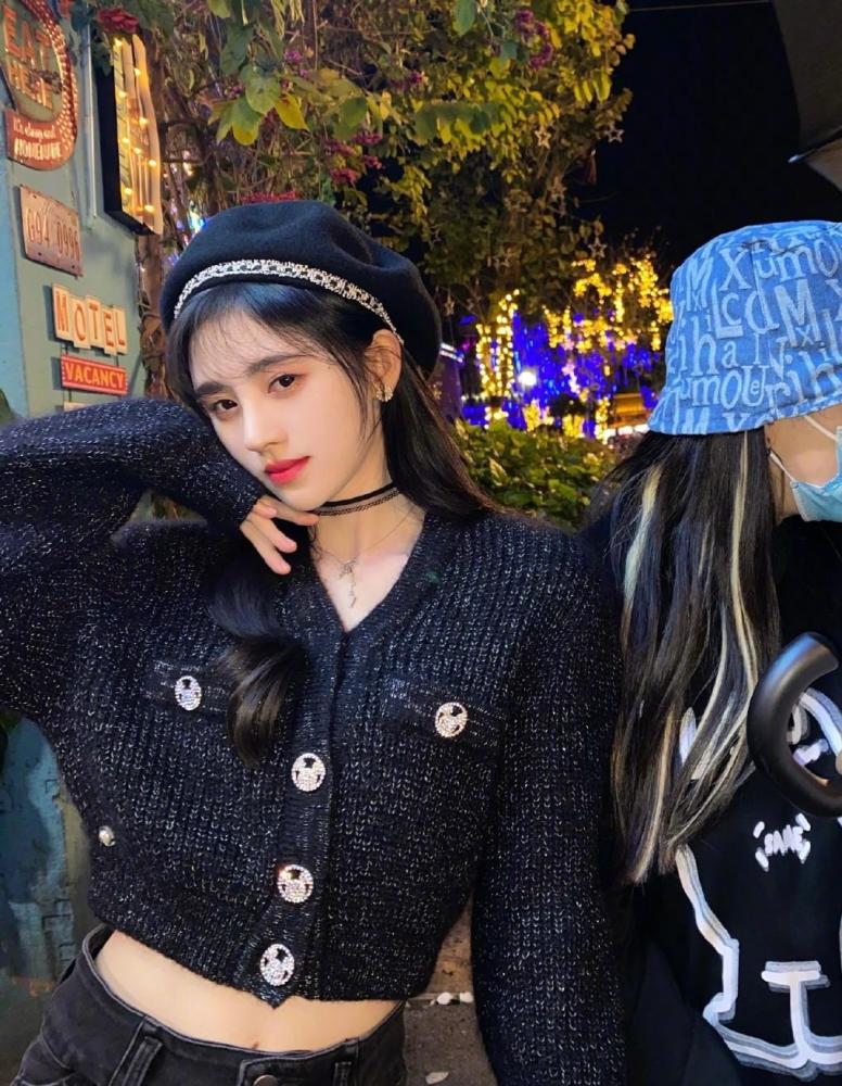 鞠婧祎穿短毛衣搭配牛仔裤随性洋气,戴贝雷帽复古又时髦