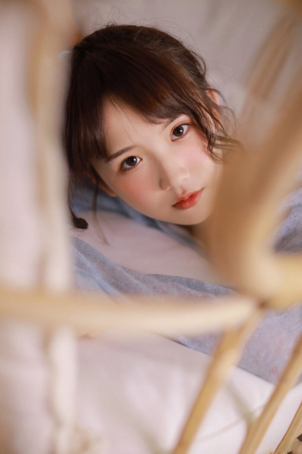 有一些婴儿肥的漂亮小美女甜美诱人卧室写真图片