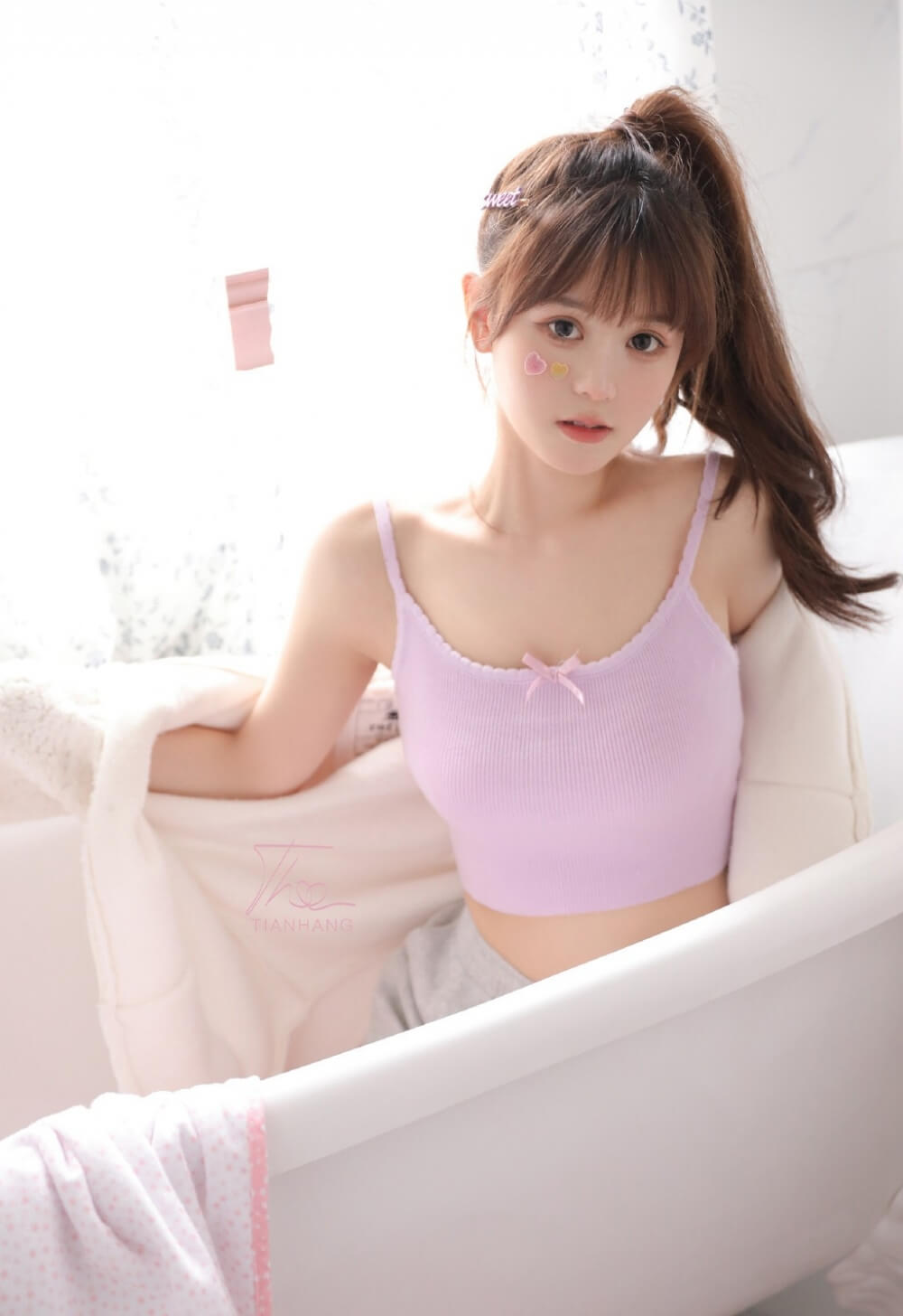 甜美动人粉嫩牛奶肌美少女室内艺术风格照片